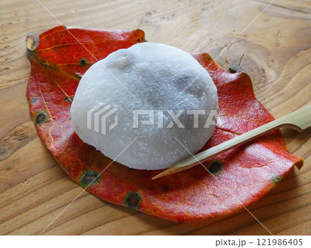 紅葉した柿の葉を皿に見立てた塩豆大福の写真 121986405