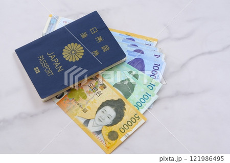 韓国の通貨、ウォンKRWの紙幣と、パスポート（一般旅券5年用紺色）で、韓国旅行のイメージ 121986495