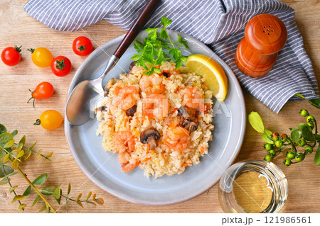 海老ピラフ、エビピラフ、シーフード料理、ピラフ、マッシュルーム、レモン、ランチ、洋食、ワイン 121986561