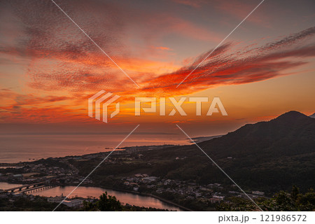 朝焼け 神が宿る島 洋上アルプス屋久島(秋 朝焼け 神が宿る島 洋上アルプス屋久島(秋 121986572