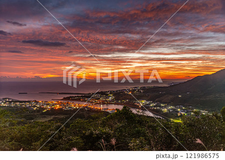 朝焼け 神が宿る島 洋上アルプス屋久島(秋 朝焼け 神が宿る島 洋上アルプス屋久島(秋 121986575
