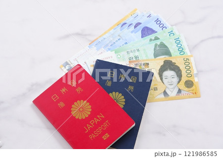 韓国の通貨、ウォンKRWの紙幣と、パスポート（10年用と5年用）で、韓国旅行のイメージ 121986585