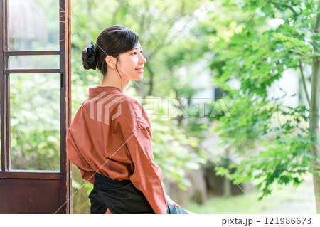 老舗の温泉旅館・高級旅館・宿坊で働く仲居さん・女将さん 121986673