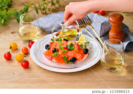 サーモンのカルパッチョ、カルパッチョサラダ、サーモンとミニトマトのカルパッチョ、イタリアン 121986815