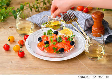 サーモンのカルパッチョ、カルパッチョサラダ、サーモンとミニトマトのカルパッチョ、イタリアン 121986816