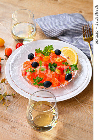 サーモンのカルパッチョ、カルパッチョサラダ、サーモンとミニトマトのカルパッチョ、イタリアン 121986826