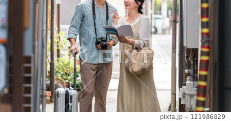 国内旅行で街歩き・観光ツアーをする若い夫婦・カップル 国内旅行で街歩き・観光ツアーをする若い夫婦・カップル 121986829
