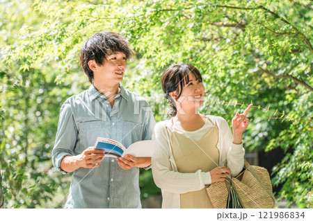 国内旅行で街歩き・観光ツアーをする若い夫婦・カップル 国内旅行で街歩き・観光ツアーをする若い夫婦・カップル 121986834