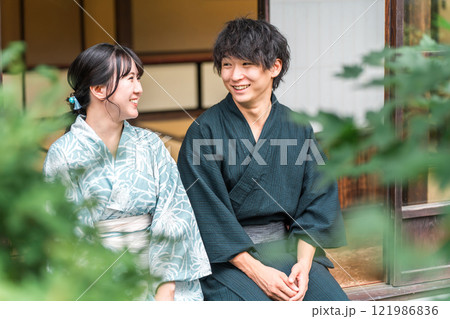 旅行で温泉旅館・宿坊・古民家に泊まる夫婦・カップル 121986836