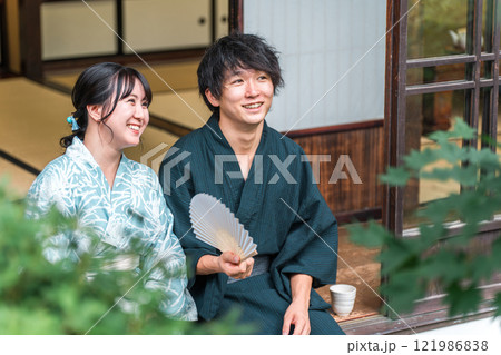 旅行で温泉旅館・宿坊・古民家に泊まる夫婦・カップル 121986838