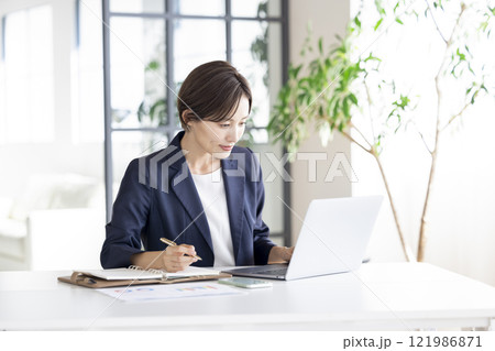 ビジネス　仕事をしているビジネスウーマン 121986871