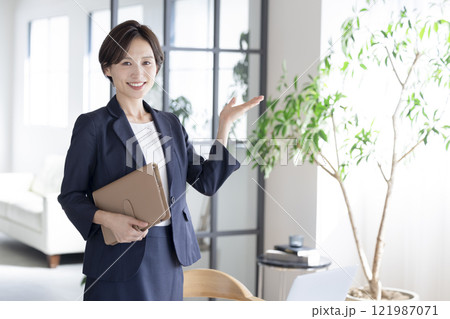 ビジネス　スーツを着ている女性のポートレート 121987071