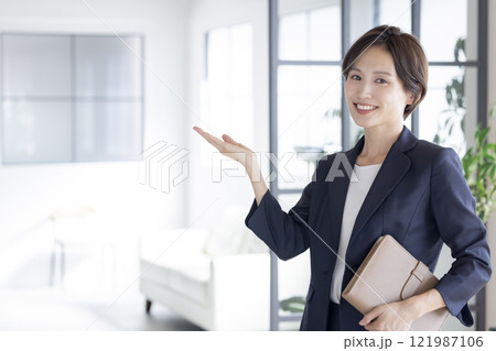 ビジネス　スーツを着ている女性のポートレート 121987106