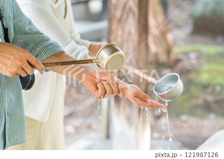 手水舎でお清めをする男女の手元 手水舎でお清めをする男女の手元 121987126