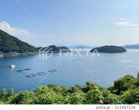 美しい海と空、京都の海伊根湾の夏 121987226