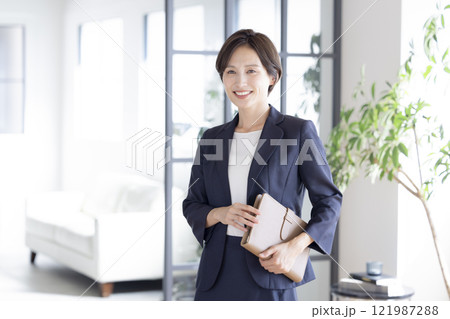 ビジネス スーツを着ている女性のポートレート ビジネス スーツを着ている女性のポートレート 121987288