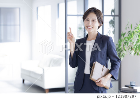 ビジネス スーツを着ている女性のポートレート ビジネス スーツを着ている女性のポートレート 121987297