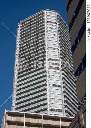 高層ビルを見上げるオフィス街の風景 121987686