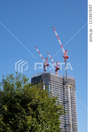 建設中の高層ビルのある都市風景 建設中の高層ビルのある都市風景 121987687
