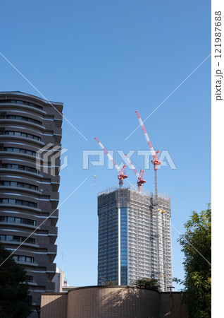 建設中の高層ビルのある都市風景 建設中の高層ビルのある都市風景 121987688