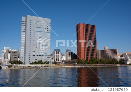 隅田川と高層ビル群の風景 隅田川と高層ビル群の風景 121987689