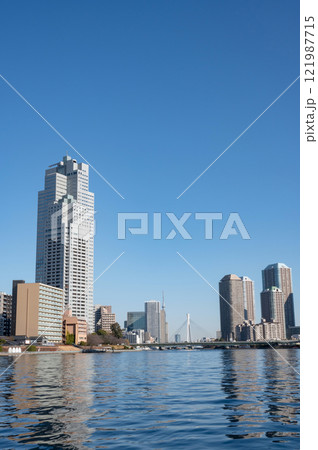 隅田川と高層ビル群の風景 121987715