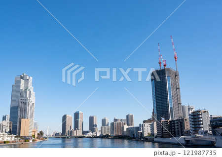 隅田川と高層ビル群の風景 121987735