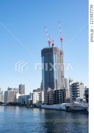 隅田川と高層ビル群の風景 121987736