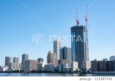 隅田川と高層ビル群の風景 隅田川と高層ビル群の風景 121987742