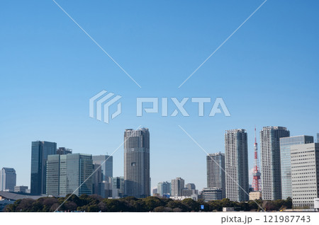 東京タワーと高層ビルのある都市風景 東京タワーと高層ビルのある都市風景 121987743