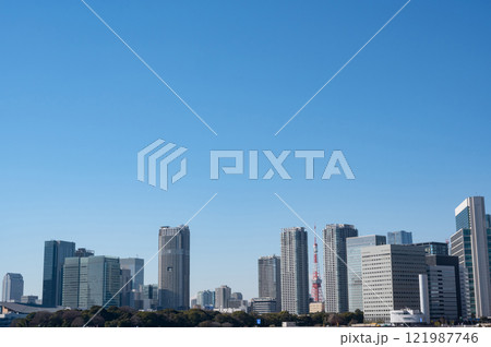 東京タワーと高層ビルのある都市風景 121987746