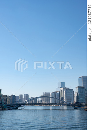 隅田川と高層ビル群の風景 隅田川と高層ビル群の風景 121987756