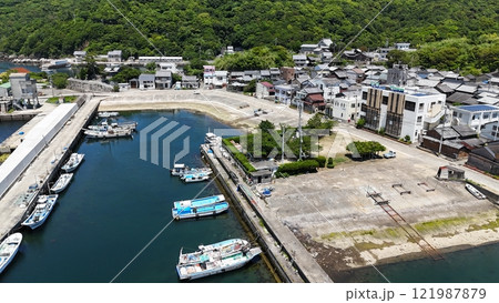 沼島の街並みや漁港の俯瞰図 沼島の街並みや漁港の俯瞰図 121987879