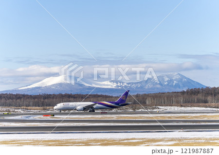 冬の新千歳空港の飛行機 樽前山と風不死岳 北海道千歳市 冬の新千歳空港の飛行機 樽前山と風不死岳 北海道千歳市 121987887