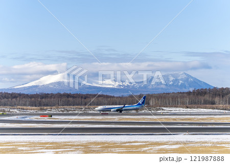 冬の新千歳空港の飛行機　樽前山と風不死岳　北海道千歳市　 121987888