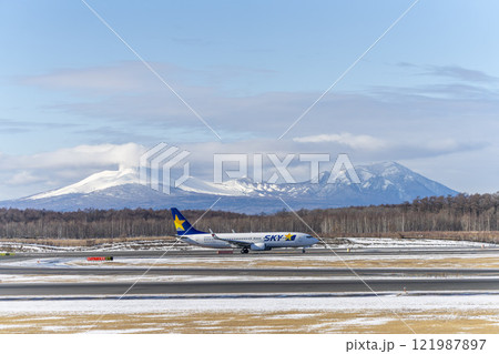 冬の新千歳空港の飛行機　樽前山と風不死岳　北海道千歳市　 121987897