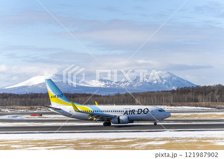 冬の新千歳空港の飛行機　樽前山と風不死岳　北海道千歳市　 121987902