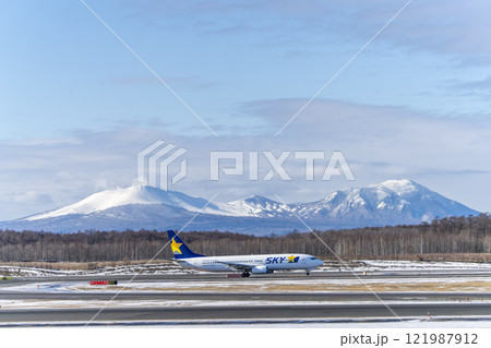 冬の新千歳空港の飛行機　樽前山と風不死岳　北海道千歳市　 121987912