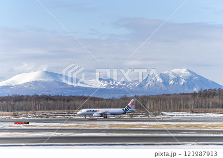 冬の新千歳空港の飛行機　樽前山と風不死岳　北海道千歳市　 121987913