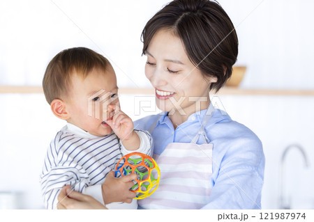 男の子とママのポートレート 121987974