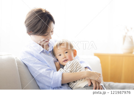 男の子とママのポートレート 男の子とママのポートレート 121987976