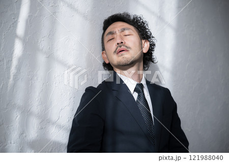 就活や転職、仕事が大変でダルイ、忙しいスーツを着た男性 就活や転職、仕事が大変でダルイ、忙しいスーツを着た男性 121988040
