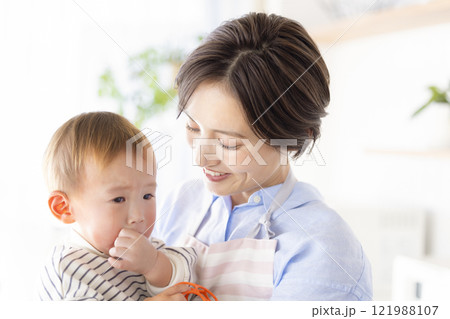 泣いている赤ちゃんをあやすママ 121988107