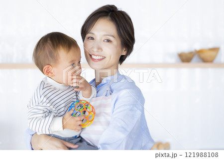 泣いている赤ちゃんをあやすママ 泣いている赤ちゃんをあやすママ 121988108