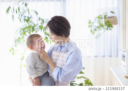 泣いている赤ちゃんをあやすママ 121988137