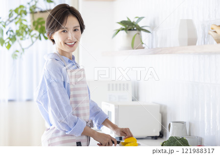 キッチンで料理をする女性 キッチンで料理をする女性 121988317