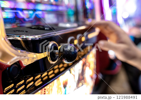 パチンコ店　スロットマシン　 121988491