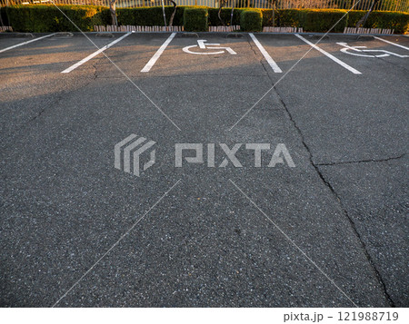 車いす専用駐車スペースに朝日が差し込む静かな風景 121988719