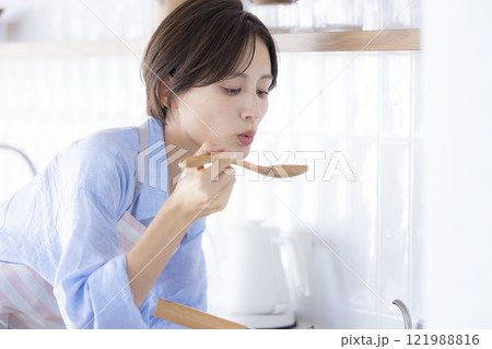 キッチンで料理をする女性 121988816