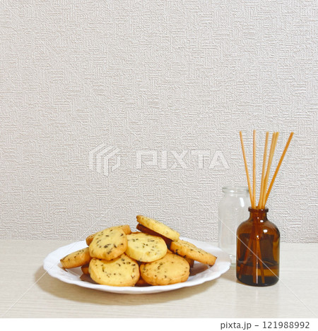 お皿に乗った紅茶のクッキーとルームフレグランス 121988992